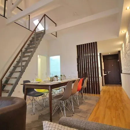 Heart Of The 8! Apartment